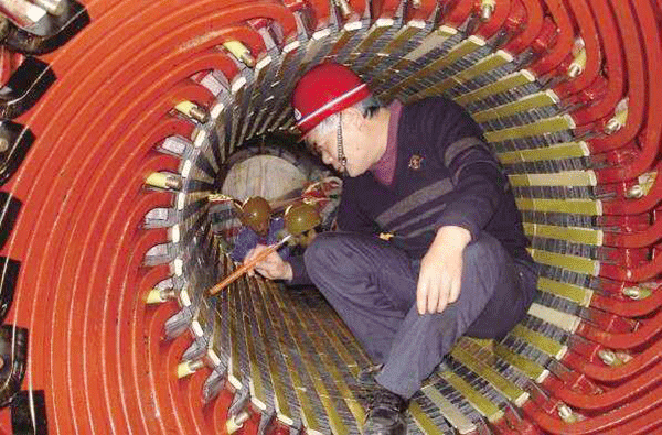 西安泰富西瑪電機(jī)吳高治、劉長(zhǎng)安、張衛(wèi)華榮獲西安市勞動(dòng)模范榮譽(yù)稱(chēng)號(hào)。