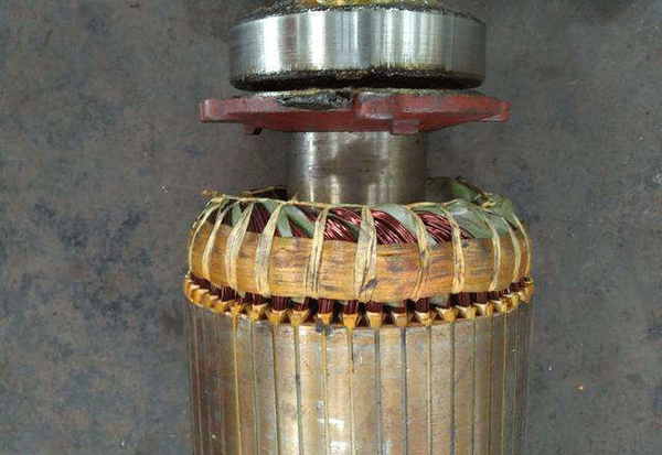 西安電機廠技術(shù)員關(guān)于高壓電機端部捆扎的重要性分析。