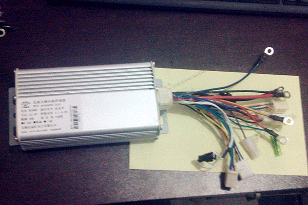 Z2直流電機(jī)控制器的安裝過程分享。